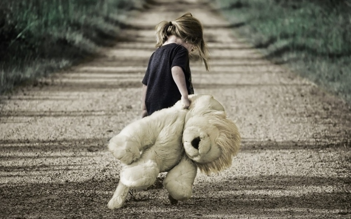 5 bambini e 6 cani abbandonati in una stazione di servizio