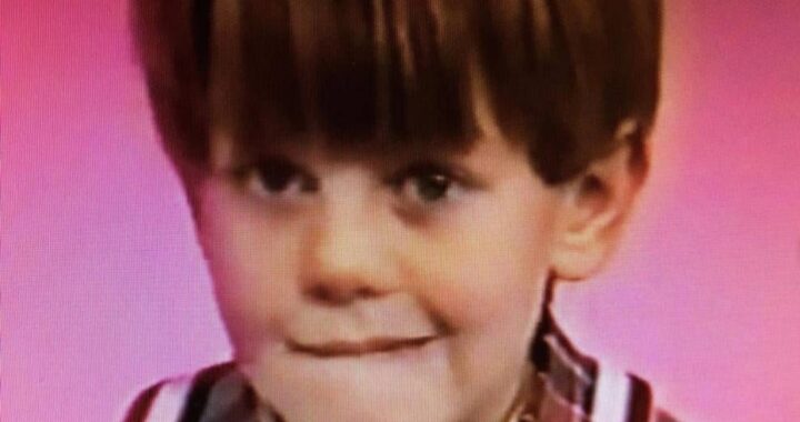 Oggi ha 40 anni ed è uno dei conduttori più amati d'Italia, ma qui era soltanto un bambino. Avete capito chi è?