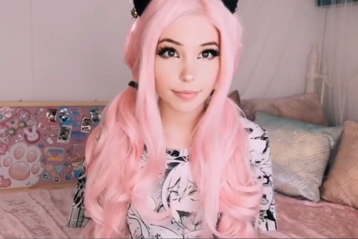 Belle Delphine indossa parrucca rosa