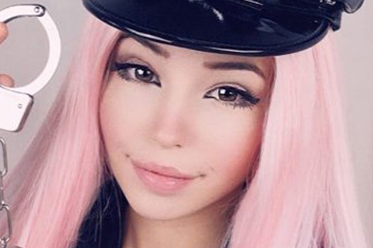 Belle Delphine mostra le manette