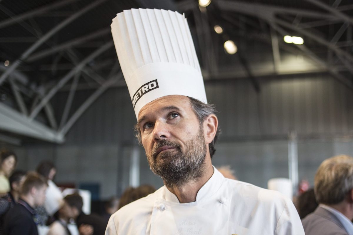 Carlo Cracco con il cappello da chef