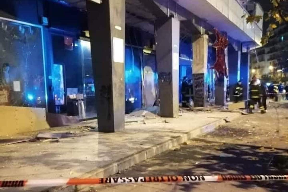 Casoria, esplode una bomba nel pieno della notte: danni a negozi e auto. I primi sospetti