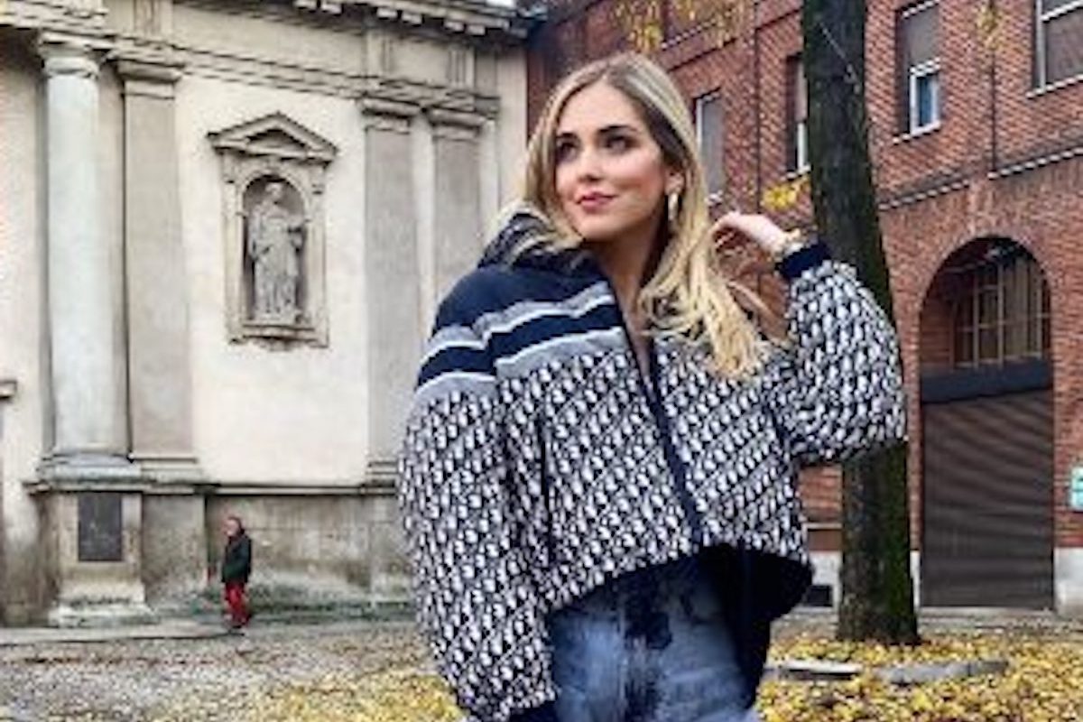 Chiara Ferragni passeggia per Milano