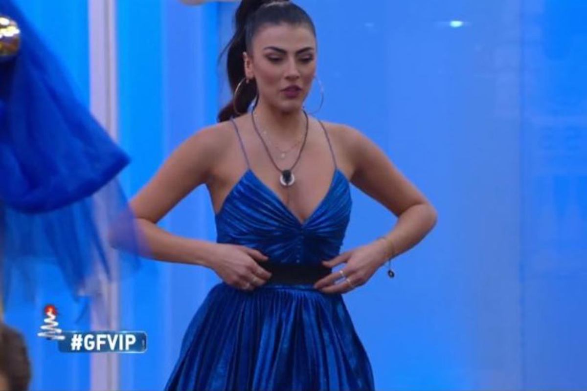 Giulia Salemi indossa un minidress blu