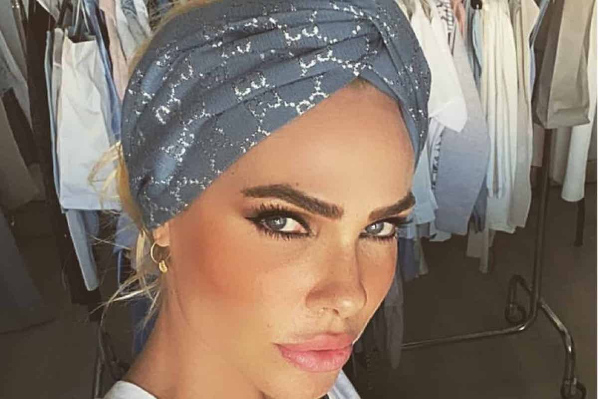 Ilary Blasi indossa un foulard