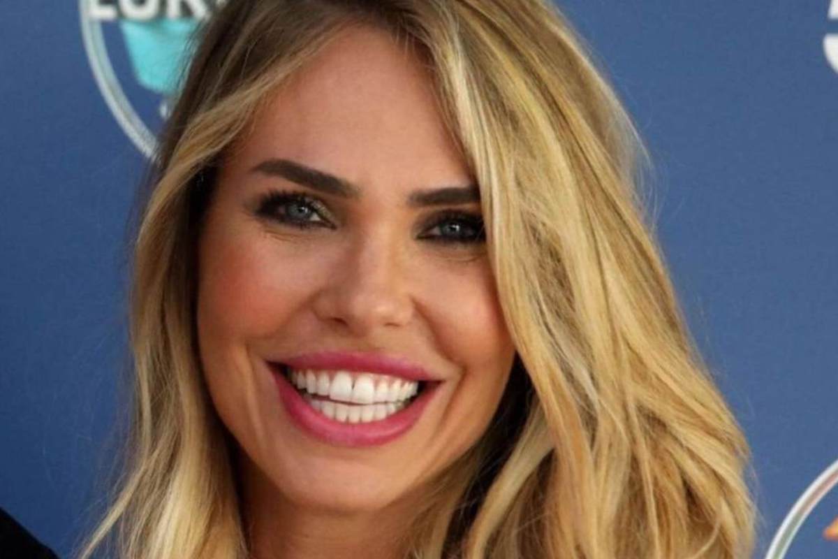 Ilary Blasi sorridente