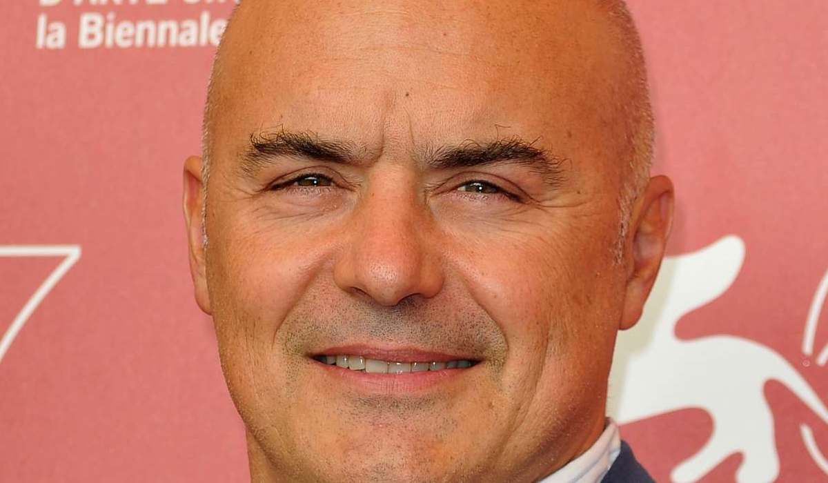 Luca Zingaretti, avete mai visto la sua casa? All’interno c’è un complemento d’arredo molto famoso sui “social”