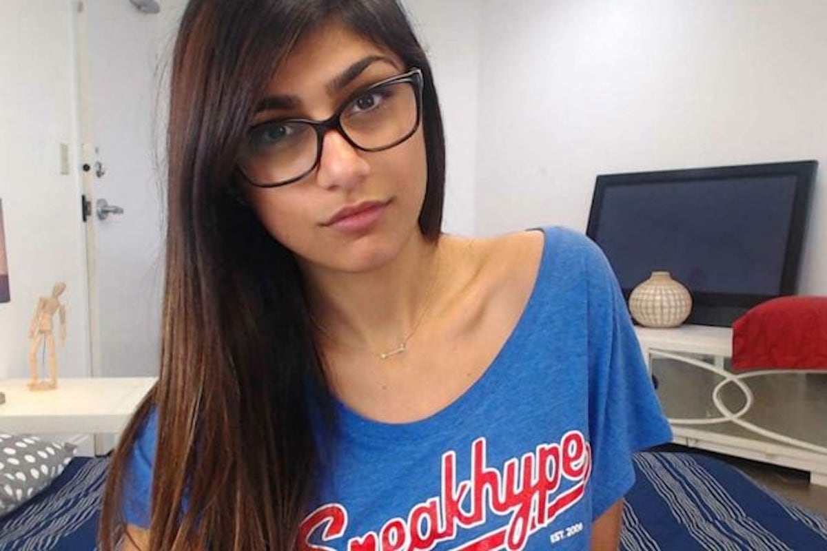 Mia Khalifa porta gli occhiali