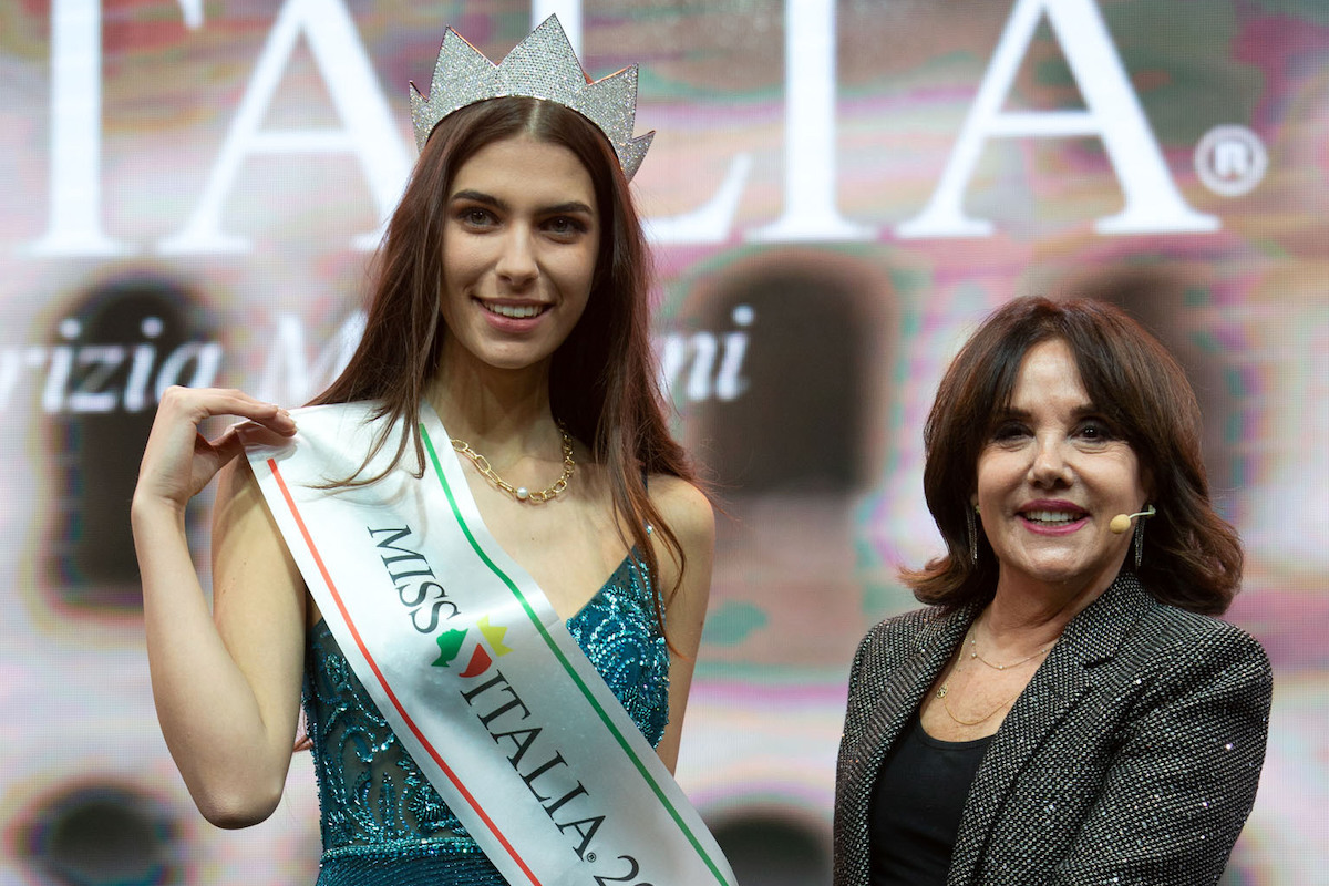 Martina Sambucini con la fascia di Miss Italia