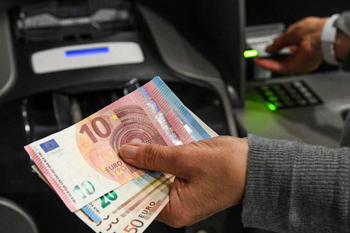 Bancomat impazzito sputa banconote da 50 e 20 euro a Napoli, il gesto inaspettato di un passante