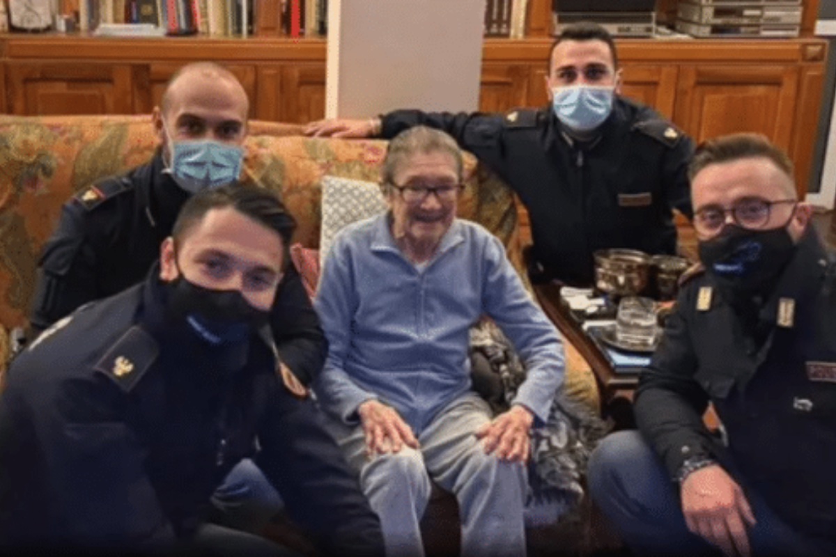 Nonna Fedora accoglie i poliziotti a Natale