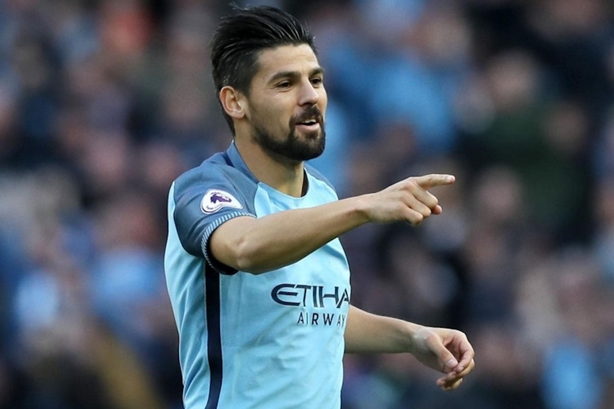 Nolito indossa la maglia del Manchester City