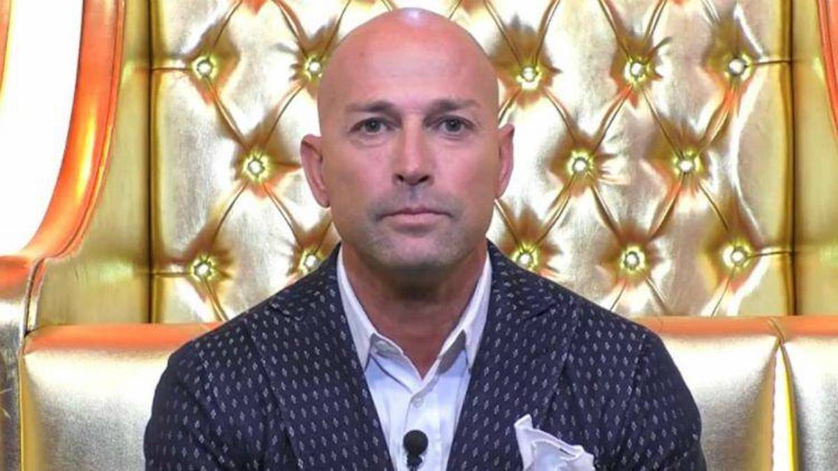 Stefano Bettarini fa polemica sui baci gay: è bufera