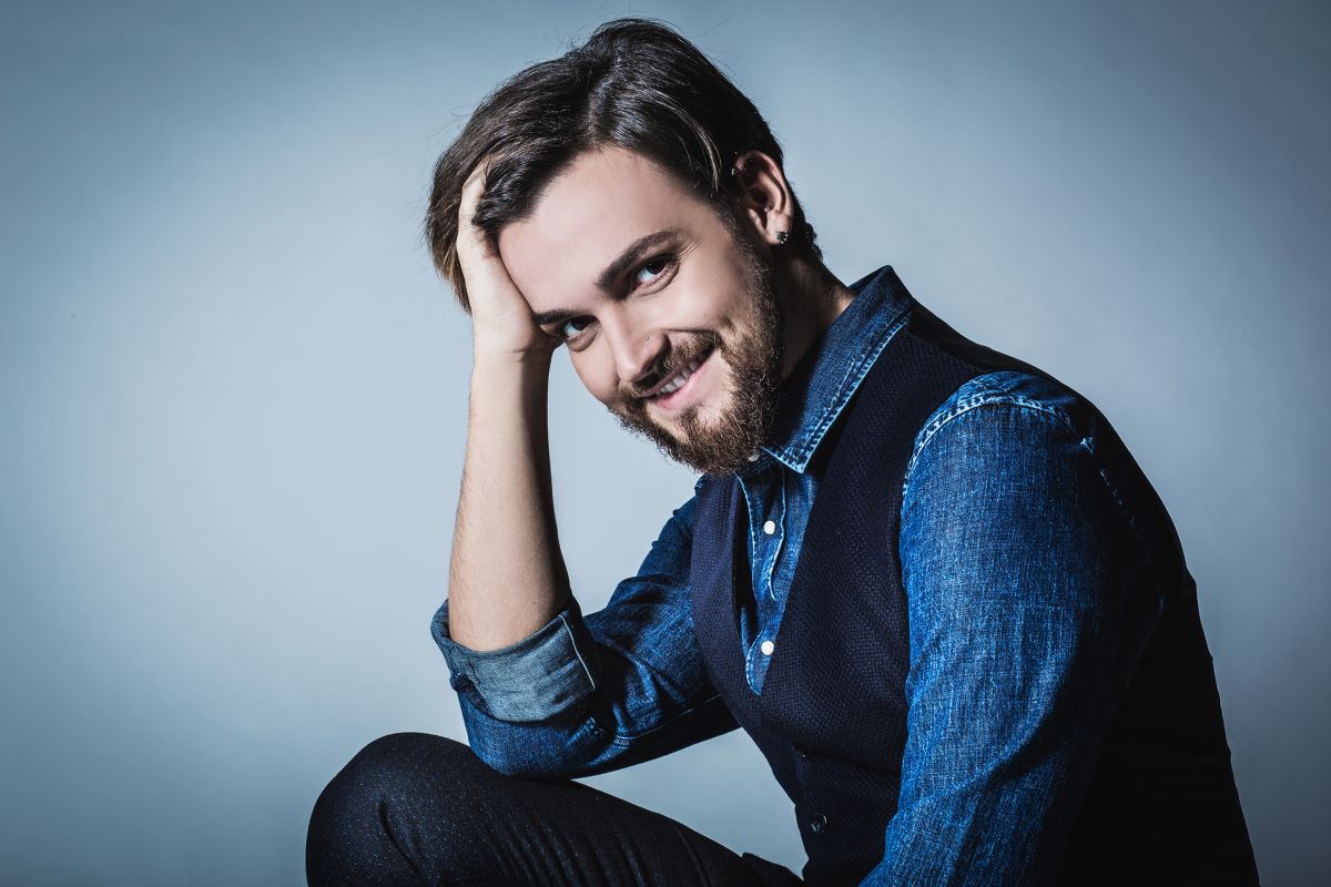 Valerio Scanu si tocca i capelli