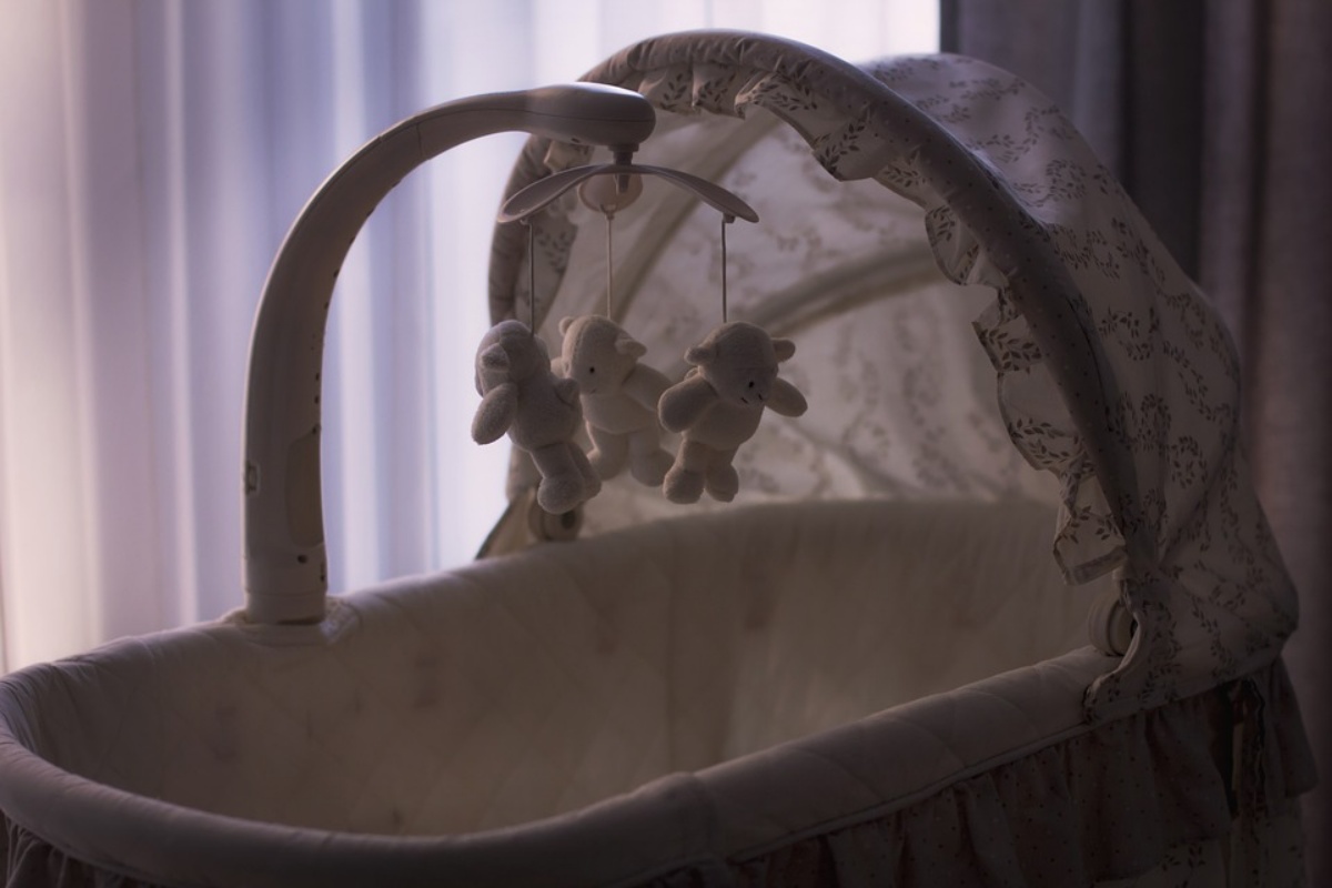 Ancona, bambino di 2 anni trovato senza vita nella culla: emersi nuovi dettagli sulle sue condizioni di salute