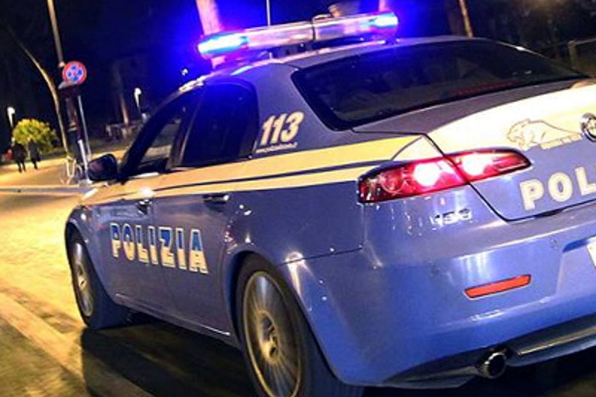 Pavia, bambino abbandonato nel cortile: denunciato il padre. Cos’è accaduto