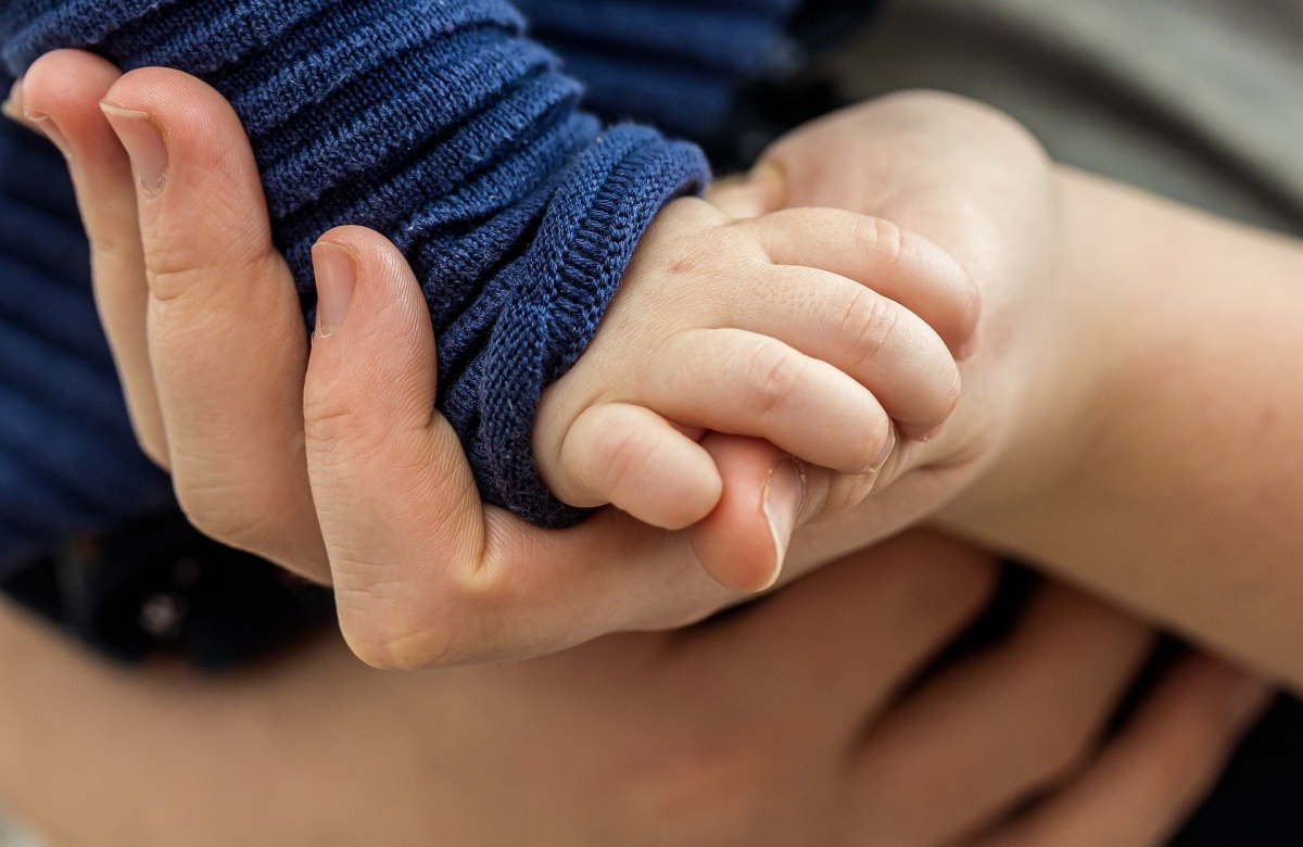 Bambino di 5 mesi trovato senza vita