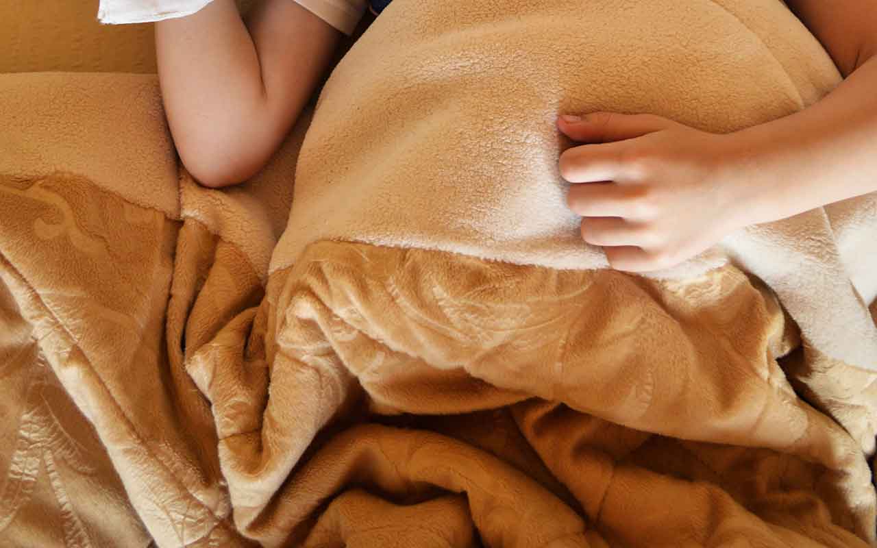 Bambino ingoia una batteria, le terribili conseguenze per il piccolo