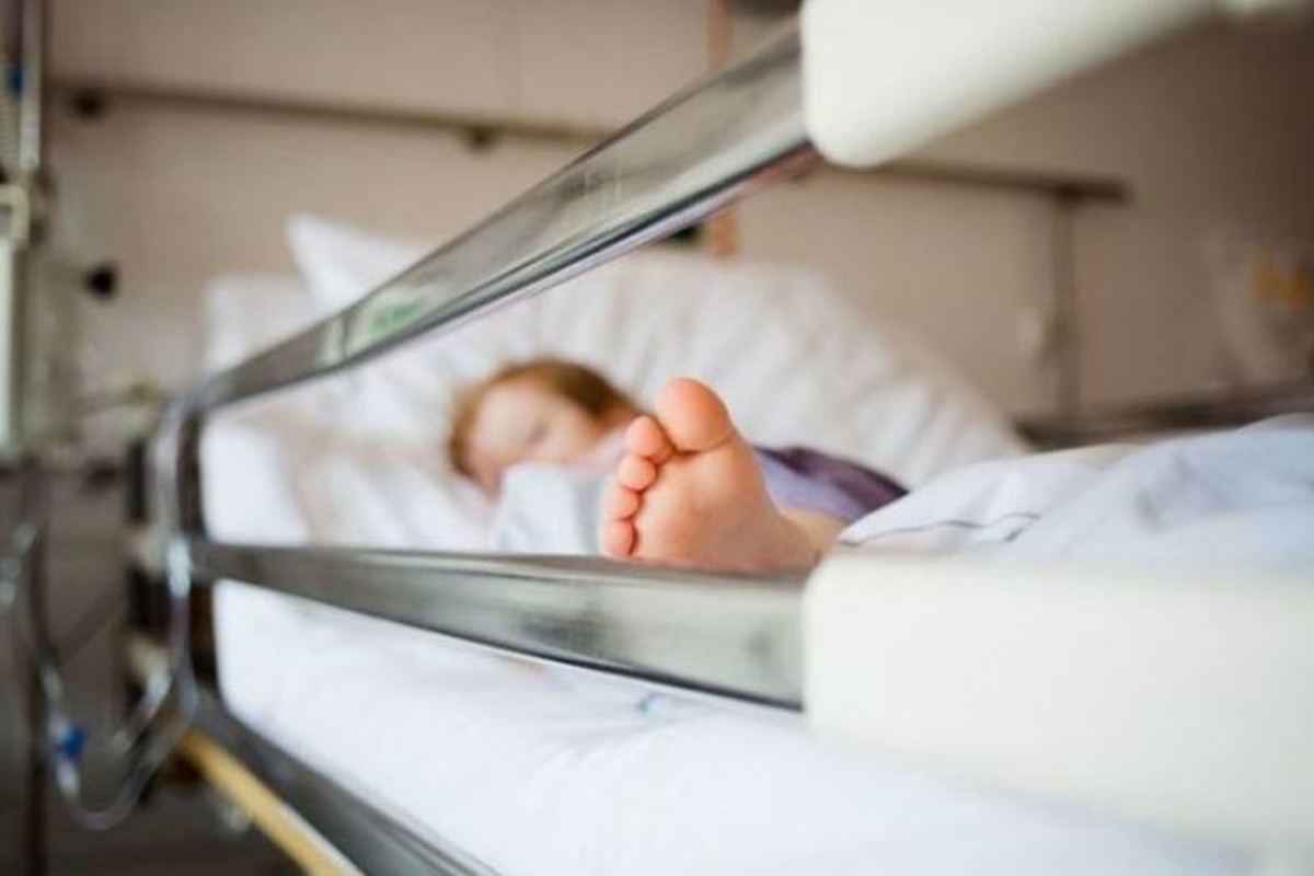 Bimba di un anno caduta dalla finestra al secondo piano: le sue condizioni