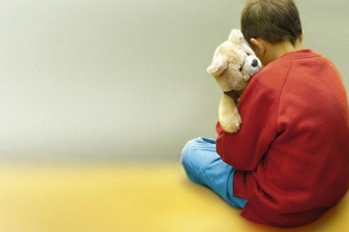 Vercelli, bimbo rimasto orfano a 7 anni: il commovente gesto della comunità per aiutarlo