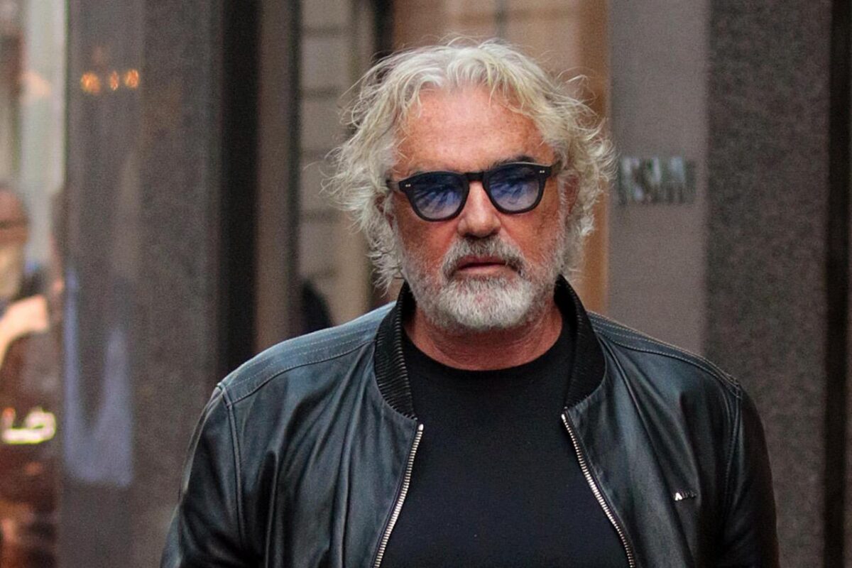 Flavio Briatore indossa giubbetto di pelle