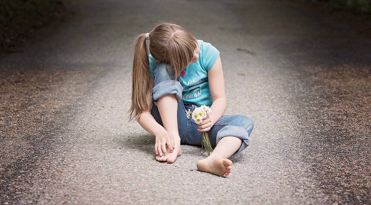 Cerca la mamma la bambina lasciata sola al freddo a Parma