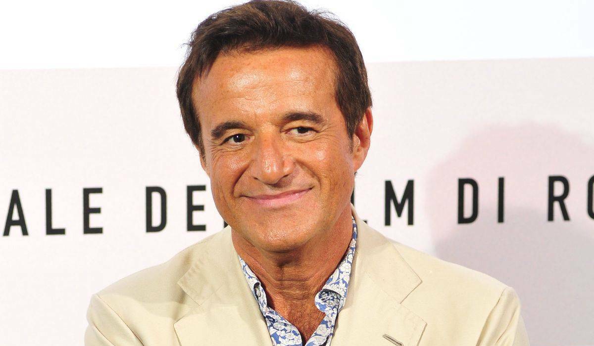 Christian De Sica, avete mai visto la sua casa? Una ricchezza esagerata sulle pareti che non passa inosservata