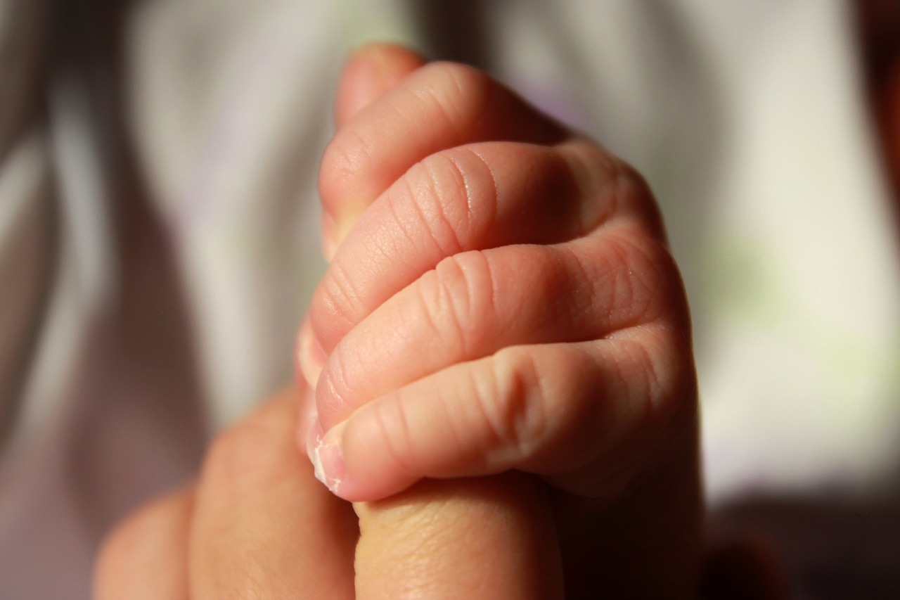 Papà e figlio mano nella mano