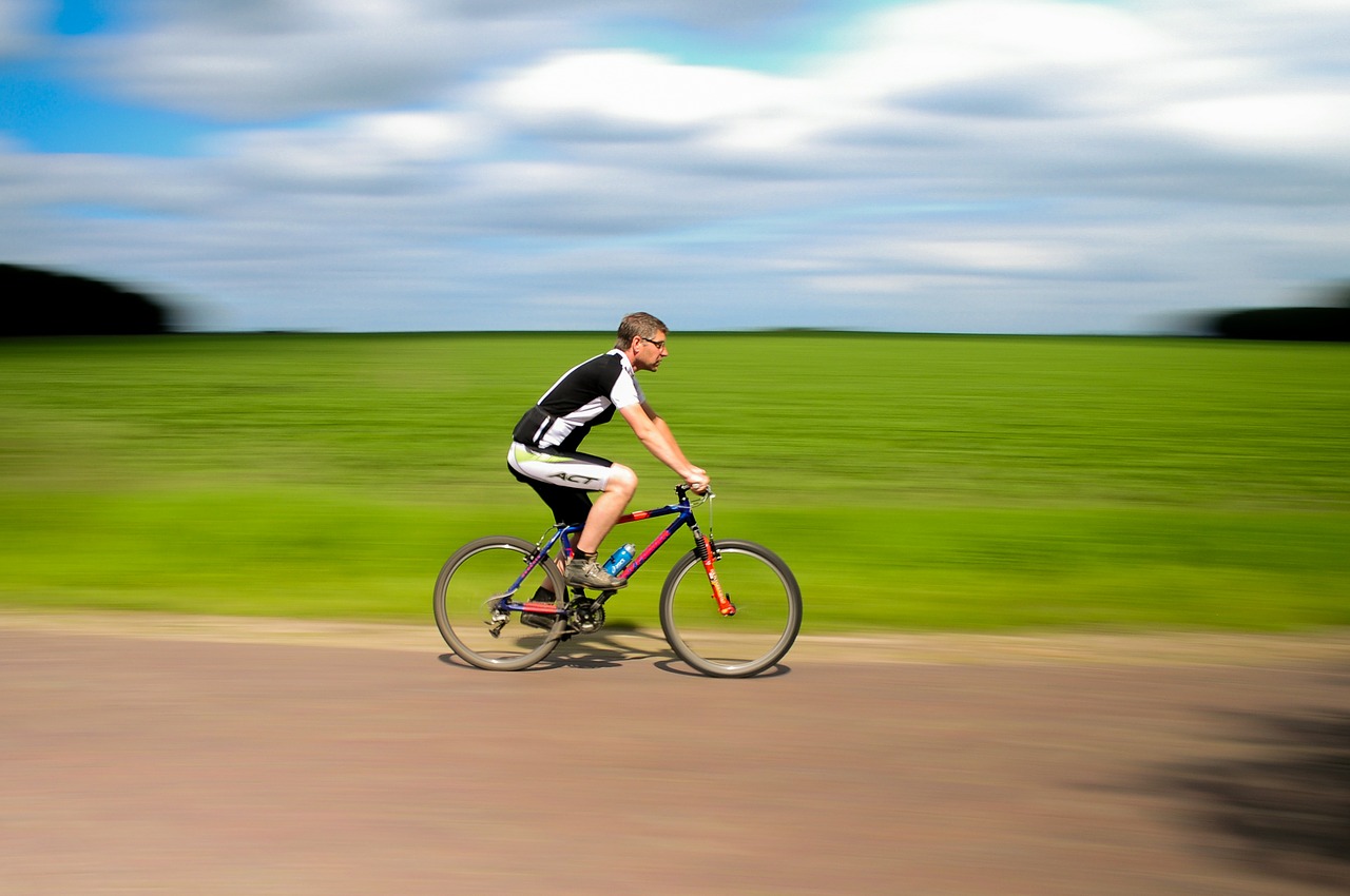 ciclista salva un cane