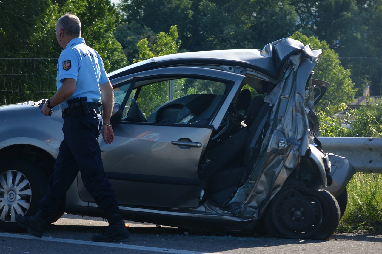 Scontro frontale tra auto