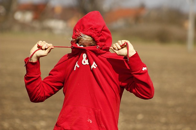 indossare una felpa in modo chic e sportivo