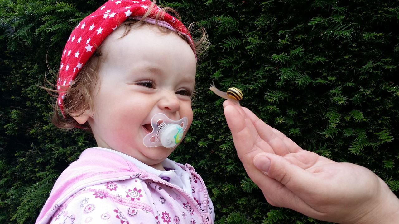 Bambina sorride con la tettarella