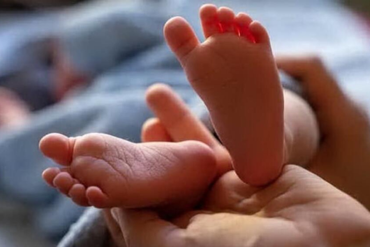 Bari, mamma positiva partorisce due gemelli e viene ricoverata in terapia intensiva: le condizioni