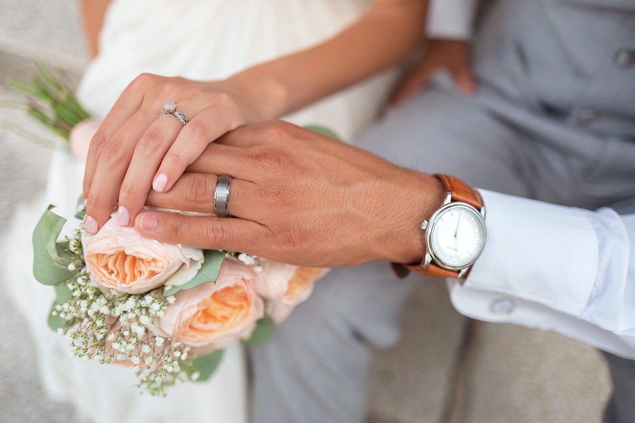 Sposa e sposo scambio anelli
