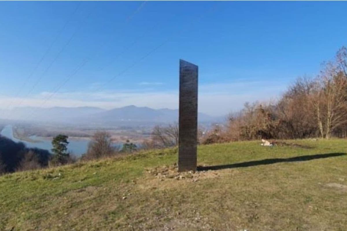 Monolite sulla sommità di una collina