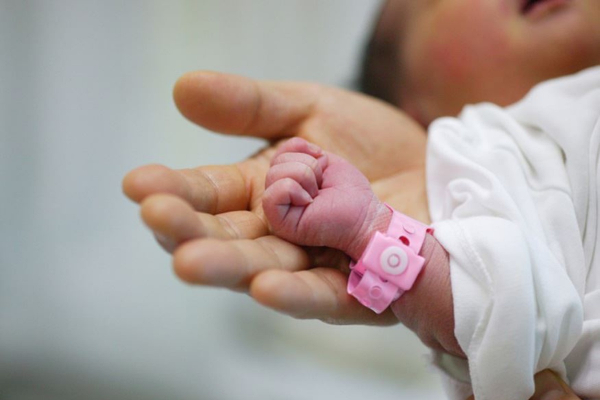 I primi risultati dell’autopsia della neonata morta in ospedale dopo 6 giorni di agonia. Cosa è emerso