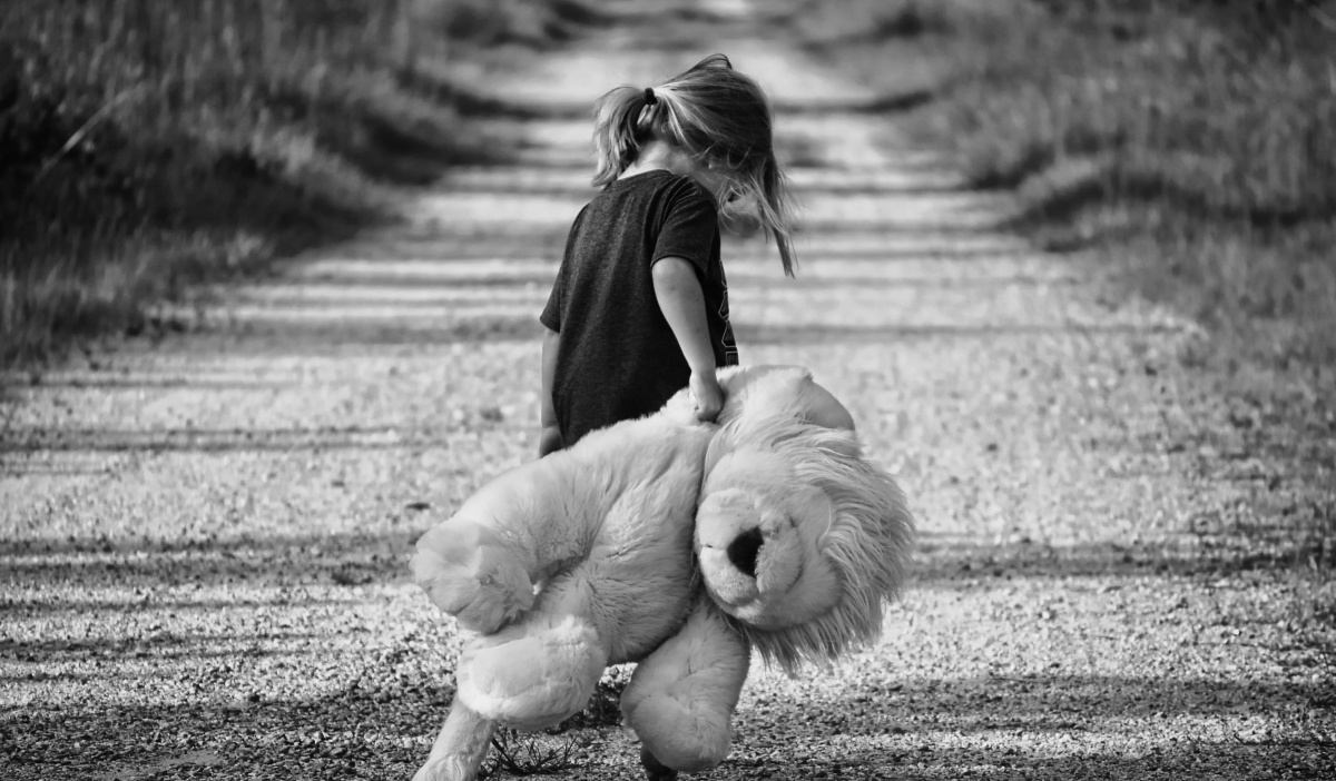 “È tutta colpa di tua madre”. Padre si toglie la vita davanti agli occhi di sua figlia di 6 anni durante una videochiamata