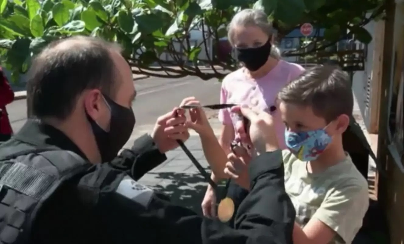 Polizia premia un bambino