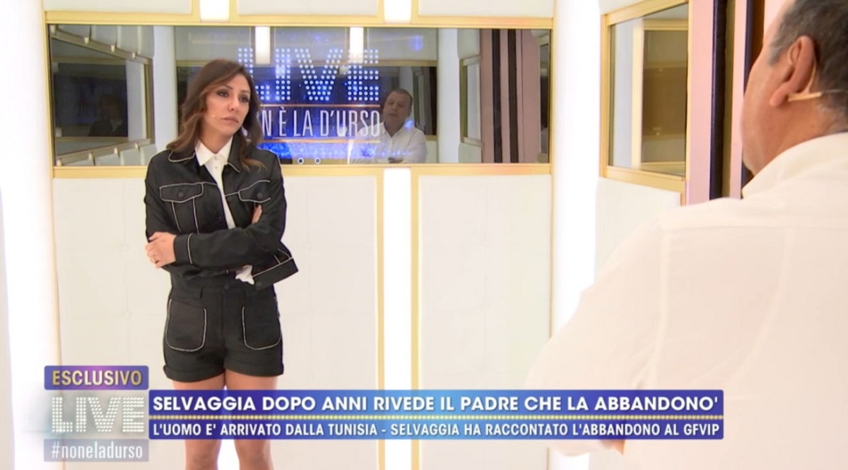 Selvaggia Roma faccia a faccia con il padre. Lui incredulo