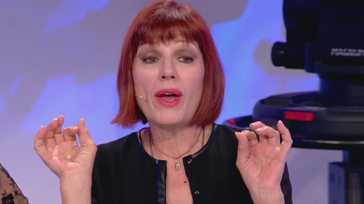 Tina Cipollari: "Sei stata una donna libera". Tinì Cansino offesa