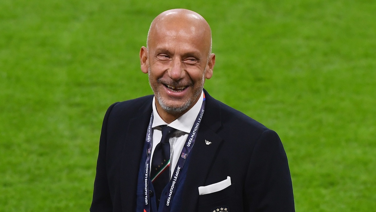 Gianluca Vialli che sorride in campo