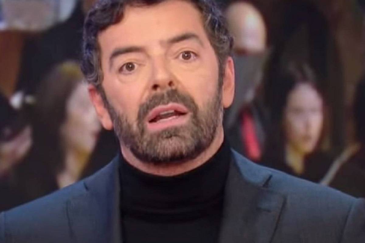 La Vita in Diretta, dito medio alzato. La gaffe gela Alberto Matano e il resto dello studio