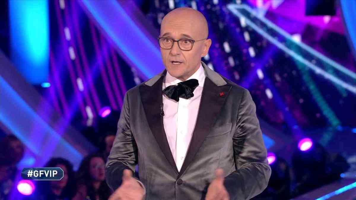 “Entra, non saluta nessuno, si siede e se ne va”: polemiche per l’ex gieffino