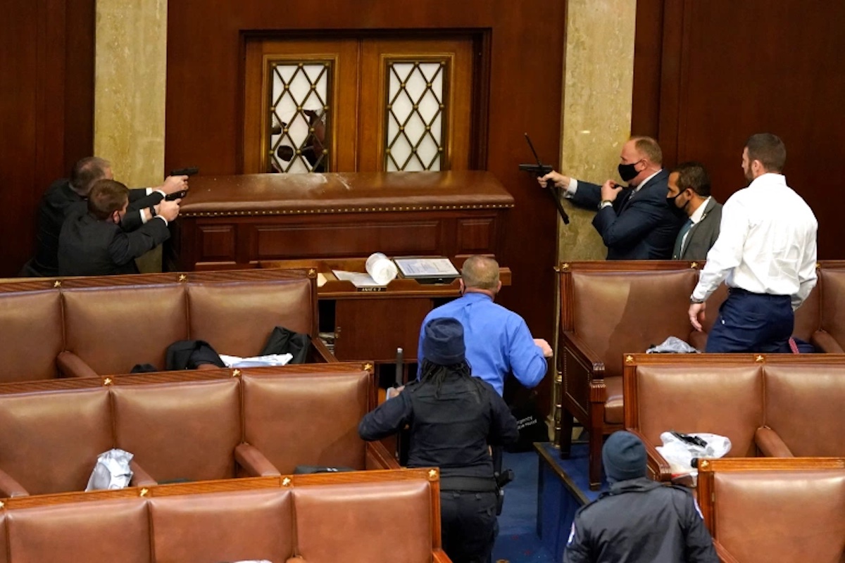 Evacuato il Parlamento, membri del Congresso in fuga. Caos in America a Capitol Hill