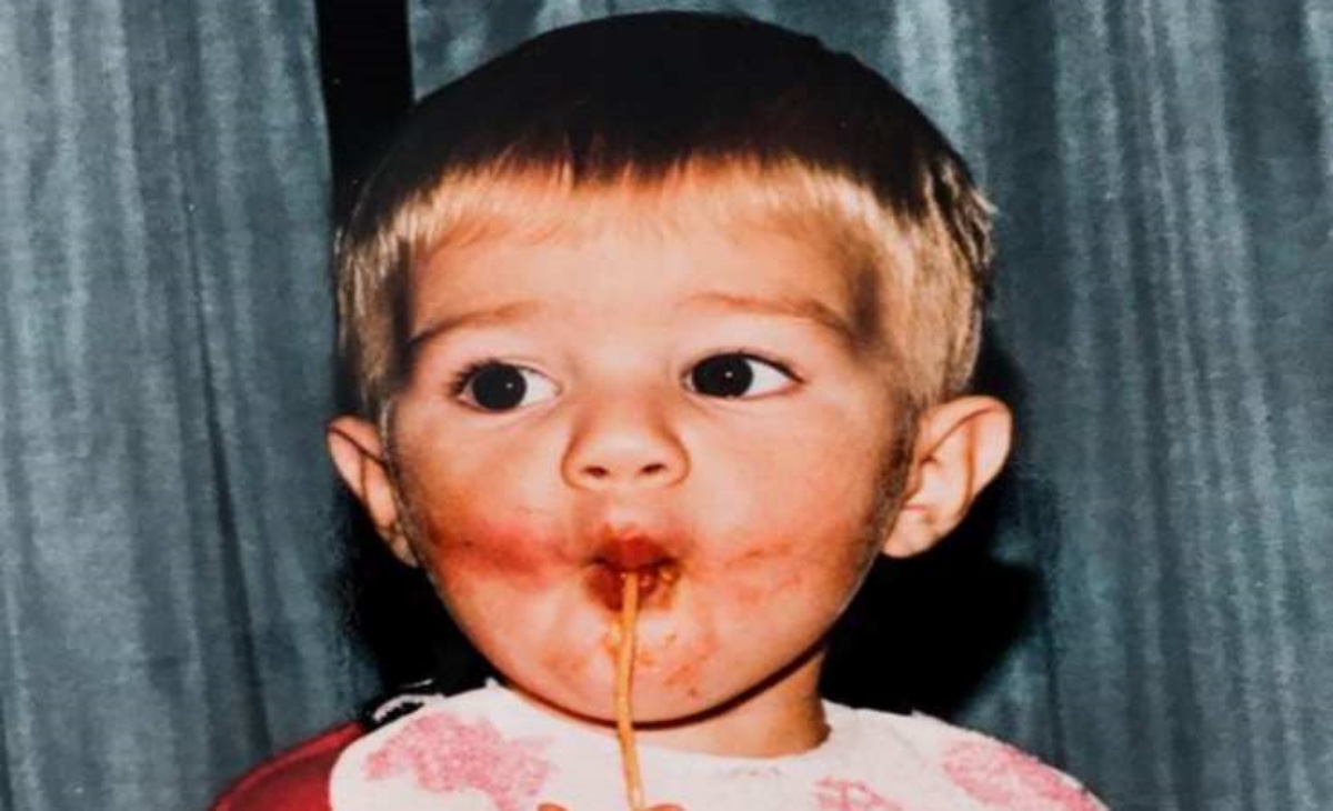 Muso sporco e occhioni da furbetto. È stato uno dei tronisti più amati di Uomini e Donne. Avete capito chi è questo bambino?