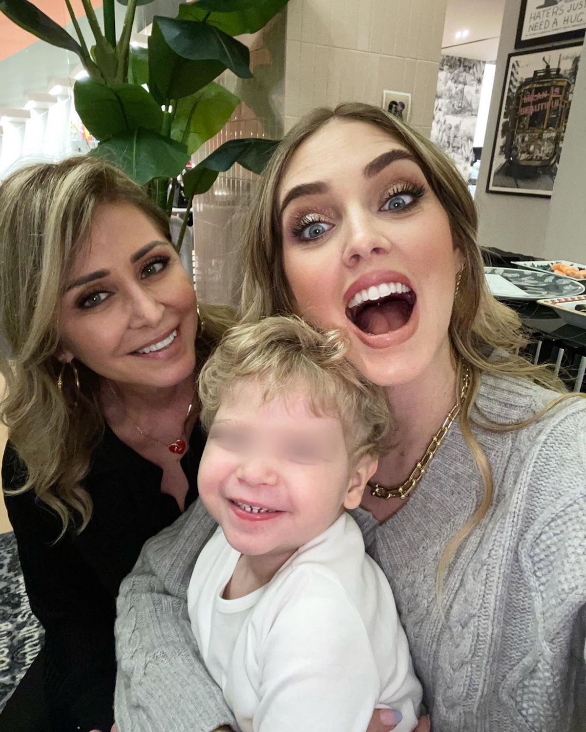 Chiara Ferragni insieme al figlio e alla madre