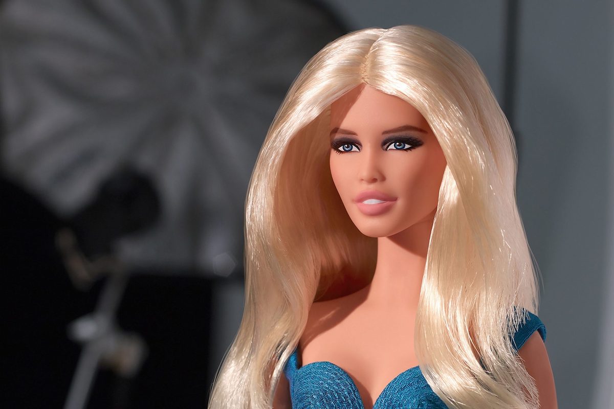 Pubblicate le foto della nuova Barbie ma in tanti hanno notato il dettaglio. Sapreste dire a chi assomiglia?