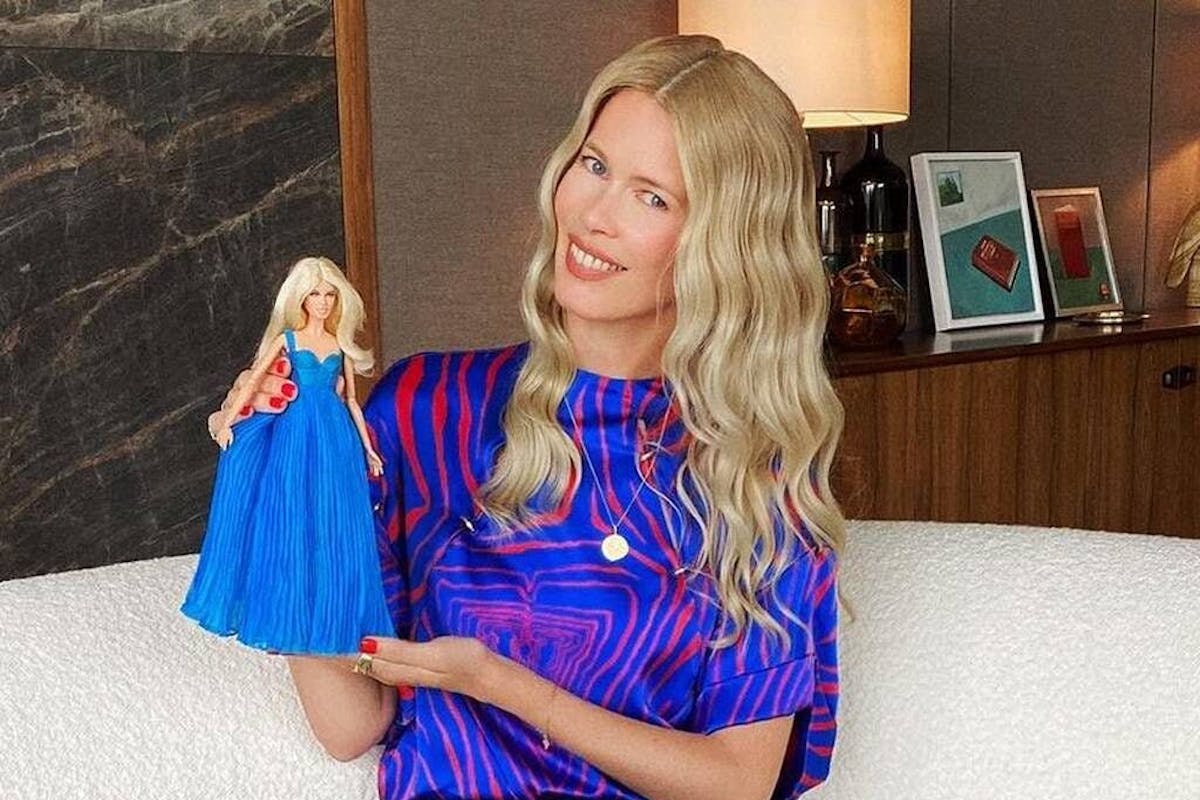 Claudia Schiffer mostra la sua Barbie