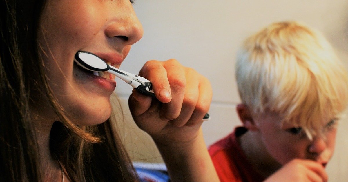 Come pulire l’apparecchio per i denti, passo dopo passo: tutti i trucchi e i consigli