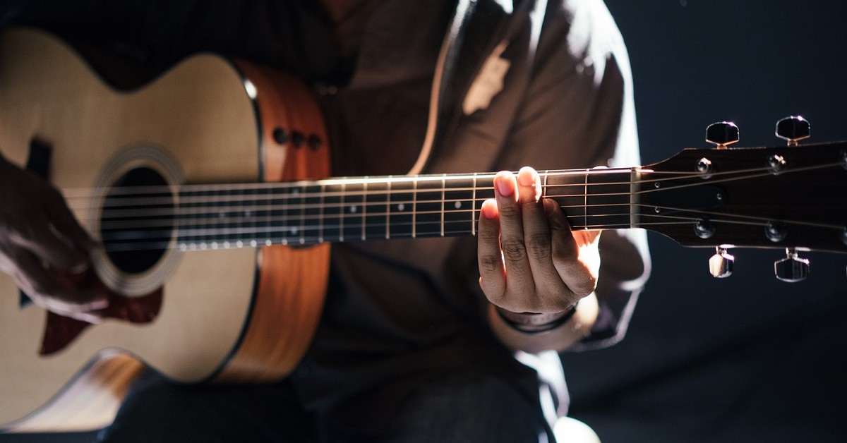 Come pulire e igienizzare correttamente una chitarra, dalle corde all’interno: i trucchi